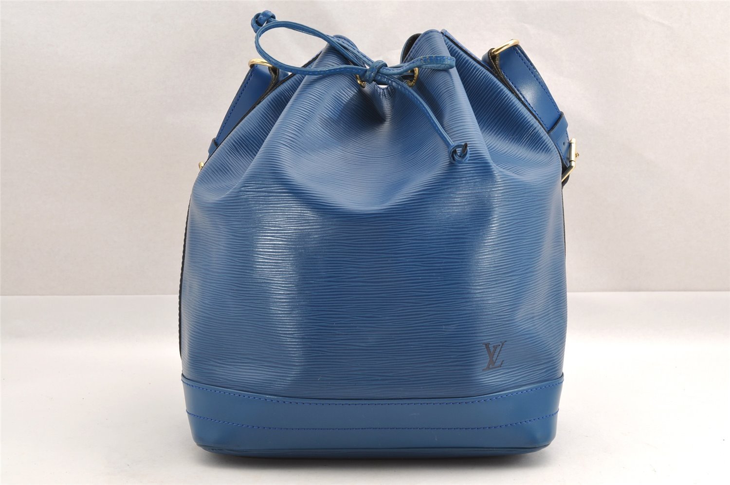 Authentic Louis Vuitton Epi Noe Shoulder Drawstring Bag Blue M44005 LV 3905I