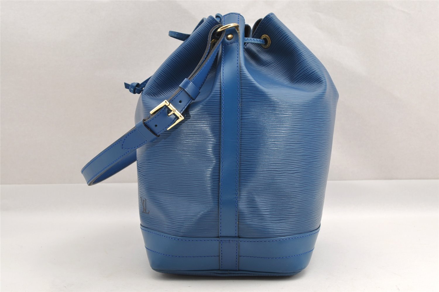 Authentic Louis Vuitton Epi Noe Shoulder Drawstring Bag Blue M44005 LV 3905I