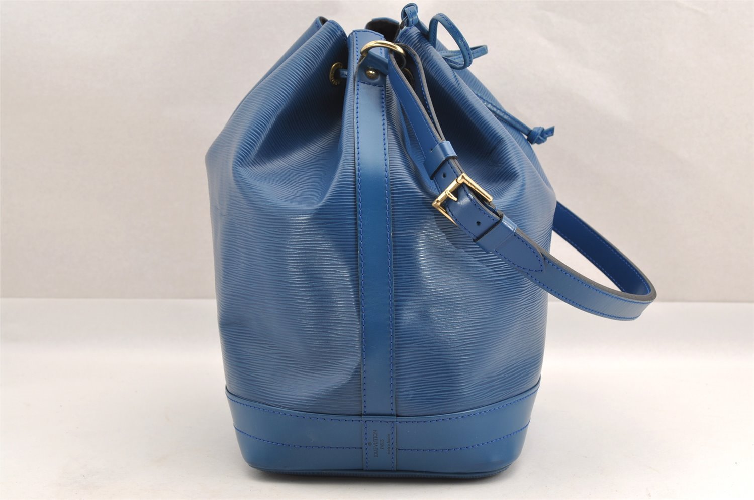 Authentic Louis Vuitton Epi Noe Shoulder Drawstring Bag Blue M44005 LV 3905I