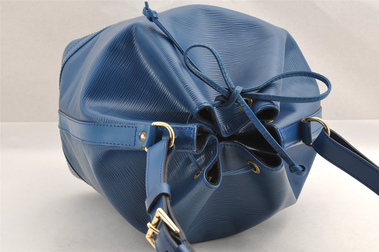 Authentic Louis Vuitton Epi Noe Shoulder Drawstring Bag Blue M44005 LV 3905I