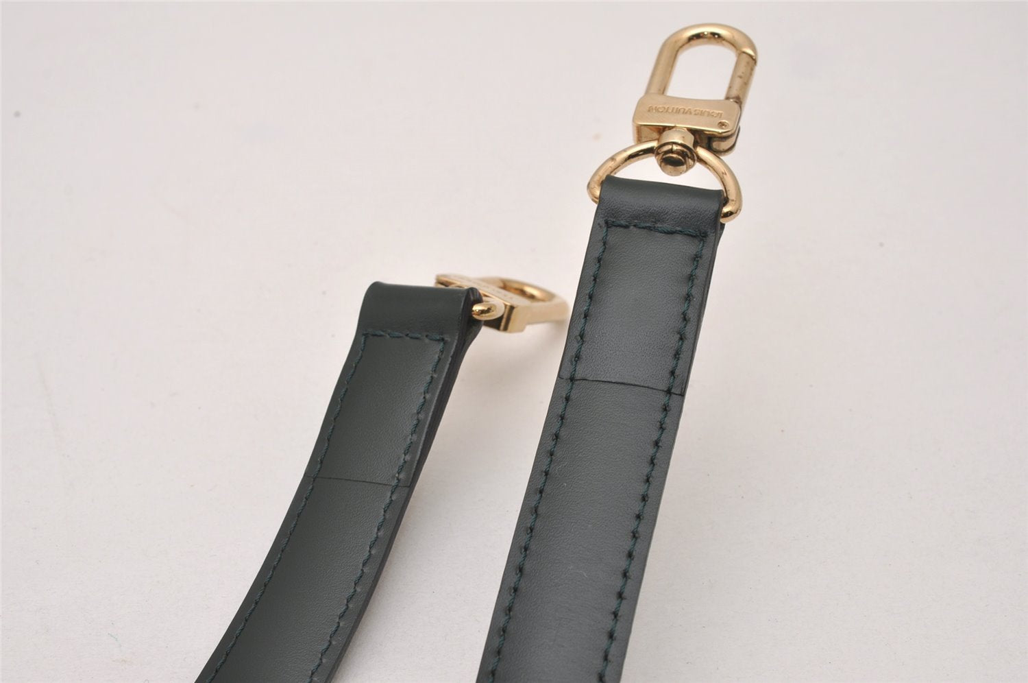 Authentic Louis Vuitton Leather Shoulder Strap Green 35.6-42.5