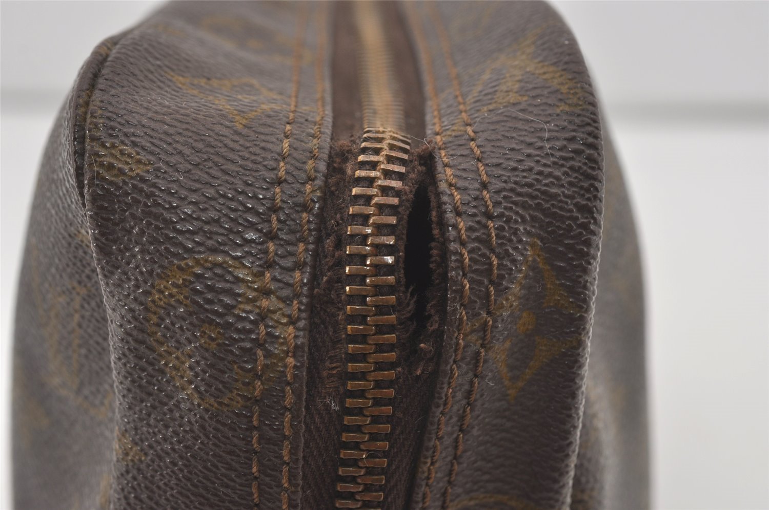 Auth Louis Vuitton Monogram Trousse Toilette 28 Clutch Hand Bag Old Model 4454I