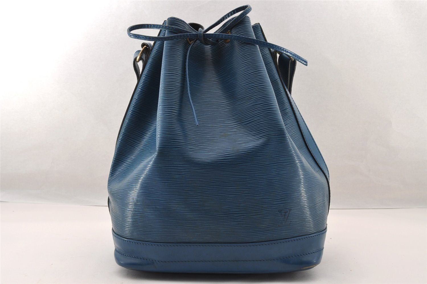 Authentic Louis Vuitton Epi Noe Shoulder Drawstring Bag Blue M44005 LV 4483I