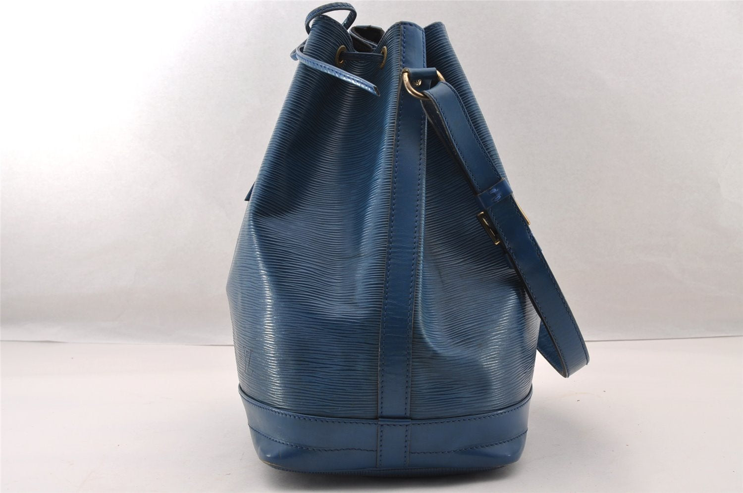 Authentic Louis Vuitton Epi Noe Shoulder Drawstring Bag Blue M44005 LV 4483I