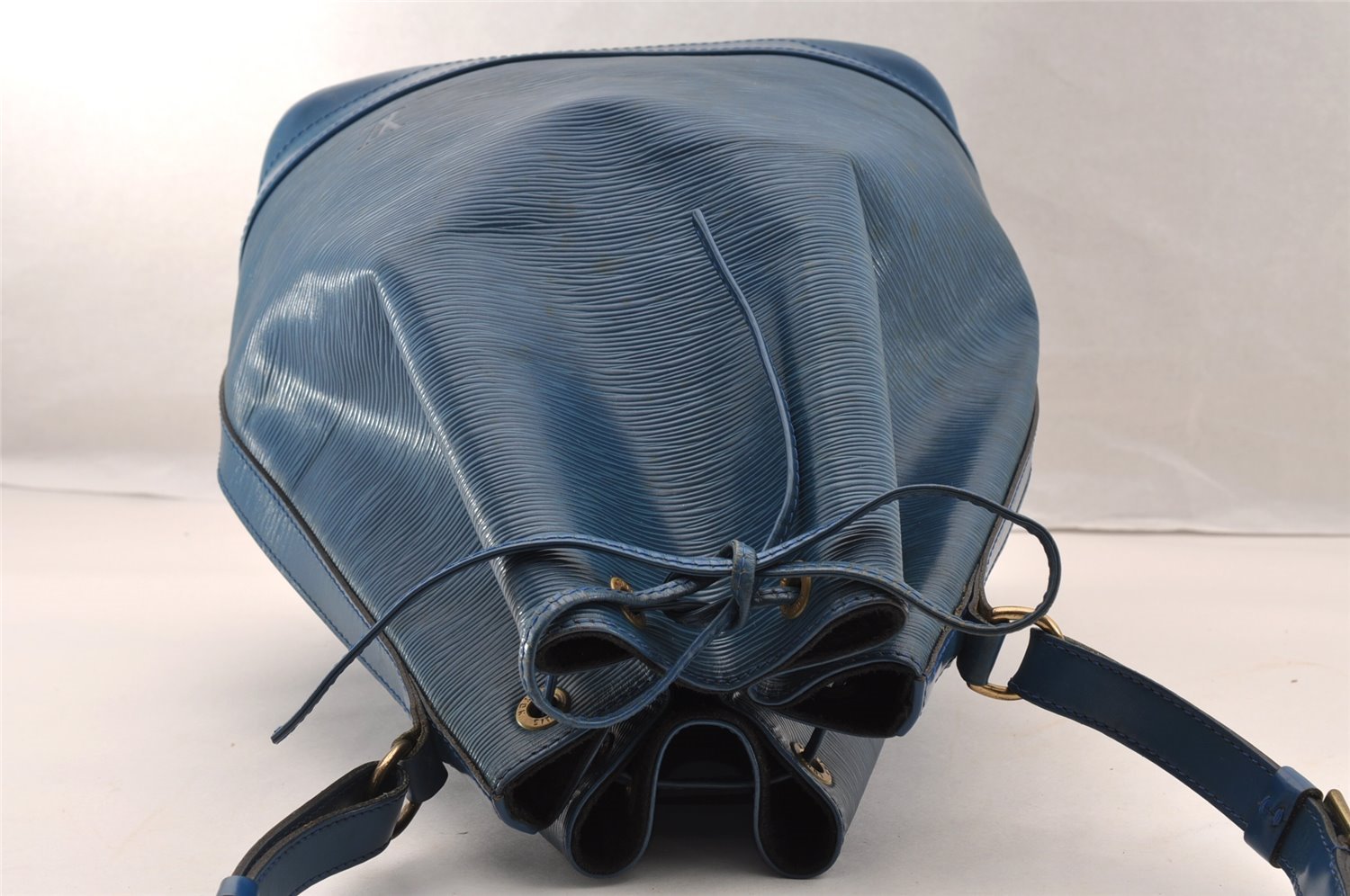 Authentic Louis Vuitton Epi Noe Shoulder Drawstring Bag Blue M44005 LV 4483I