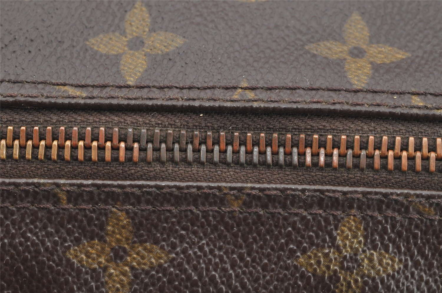 Auth Louis Vuitton Monogram Trousse Toilette 28 Clutch Hand Bag M47522 LV 4585I