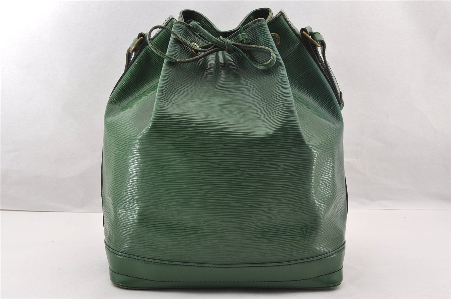 Authentic Louis Vuitton Epi Noe Shoulder Drawstring Bag Green M44004 LV 4768I