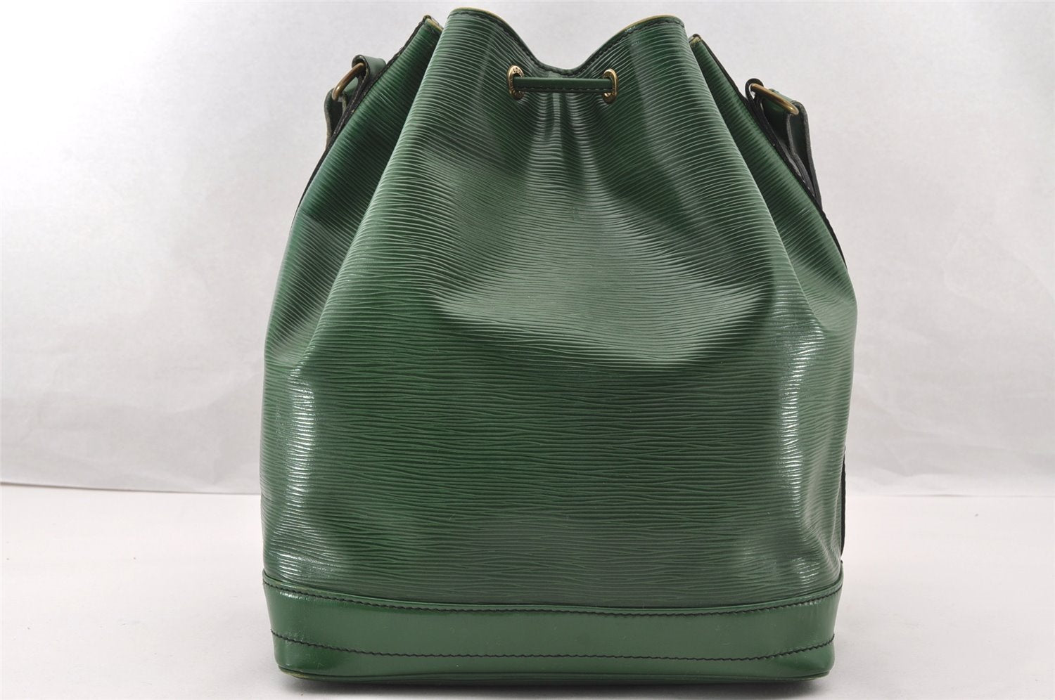 Authentic Louis Vuitton Epi Noe Shoulder Drawstring Bag Green M44004 LV 4768I