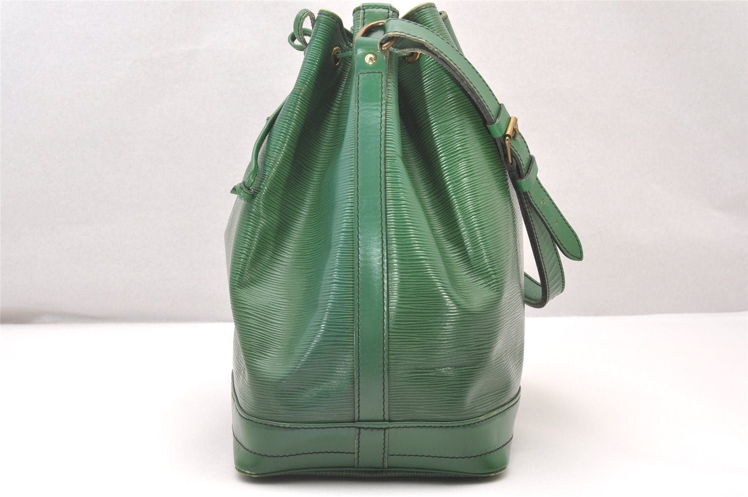 Authentic Louis Vuitton Epi Noe Shoulder Drawstring Bag Green M44004 LV 4768I
