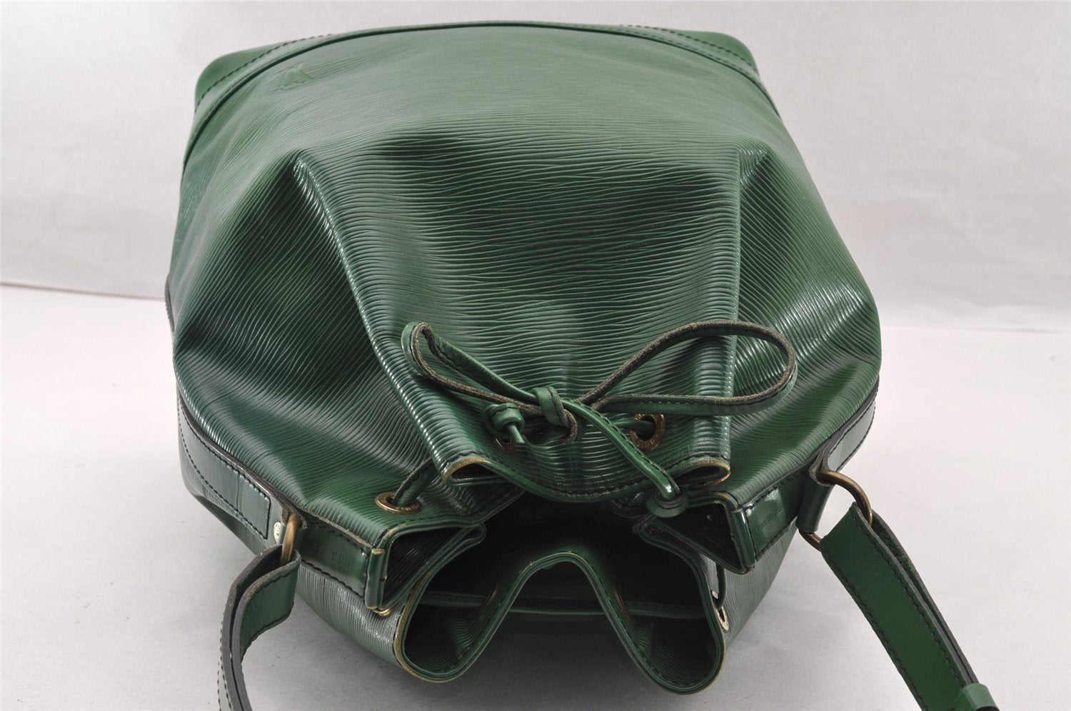 Authentic Louis Vuitton Epi Noe Shoulder Drawstring Bag Green M44004 LV 4768I