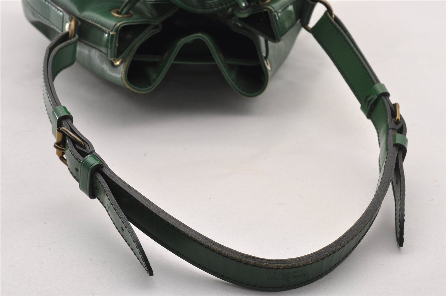 Authentic Louis Vuitton Epi Noe Shoulder Drawstring Bag Green M44004 LV 4768I