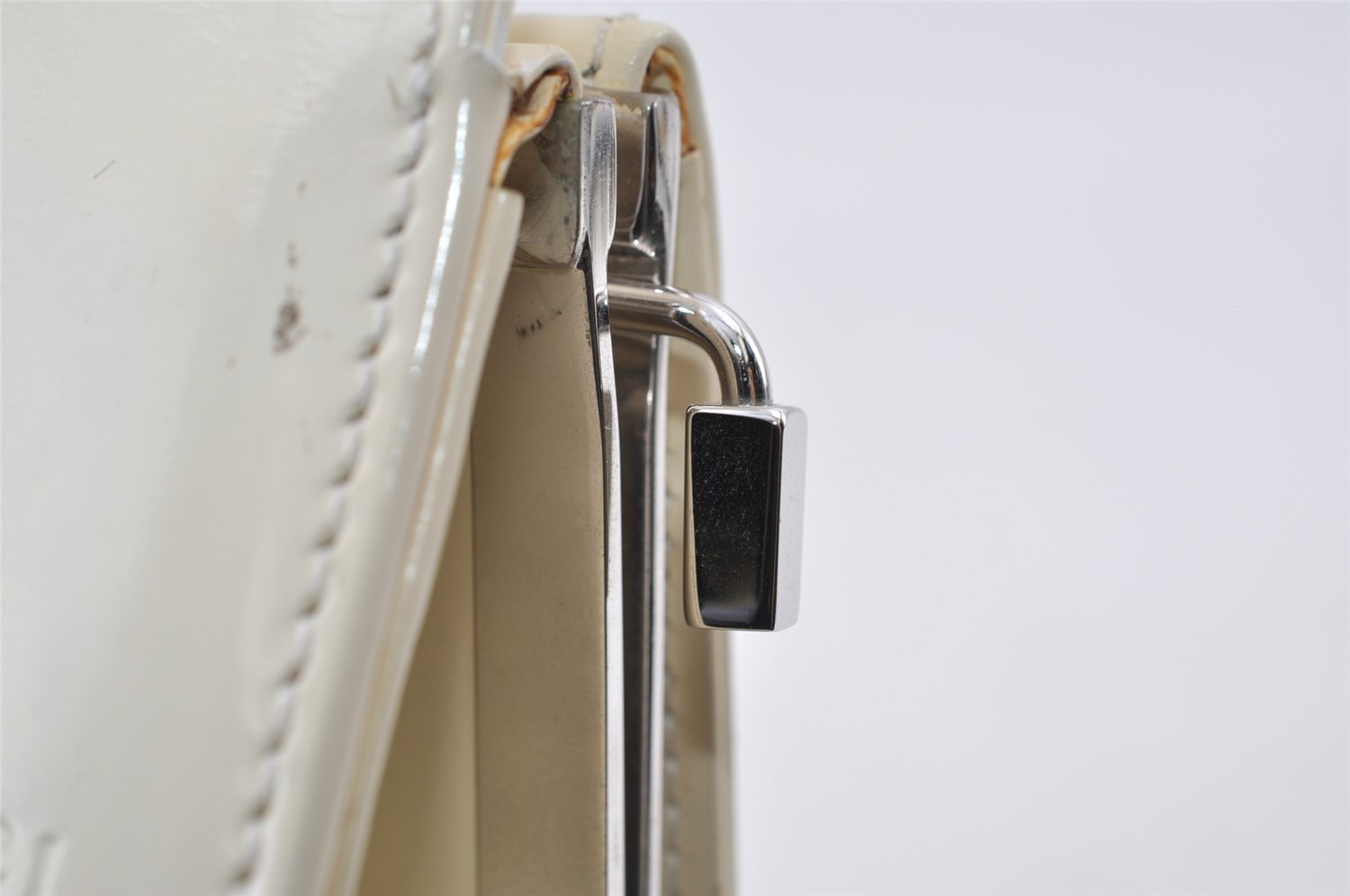 Authentic GUCCI Vintage Shoulder Hand Bag Purse Enamel 0013117 White Junk 4793I