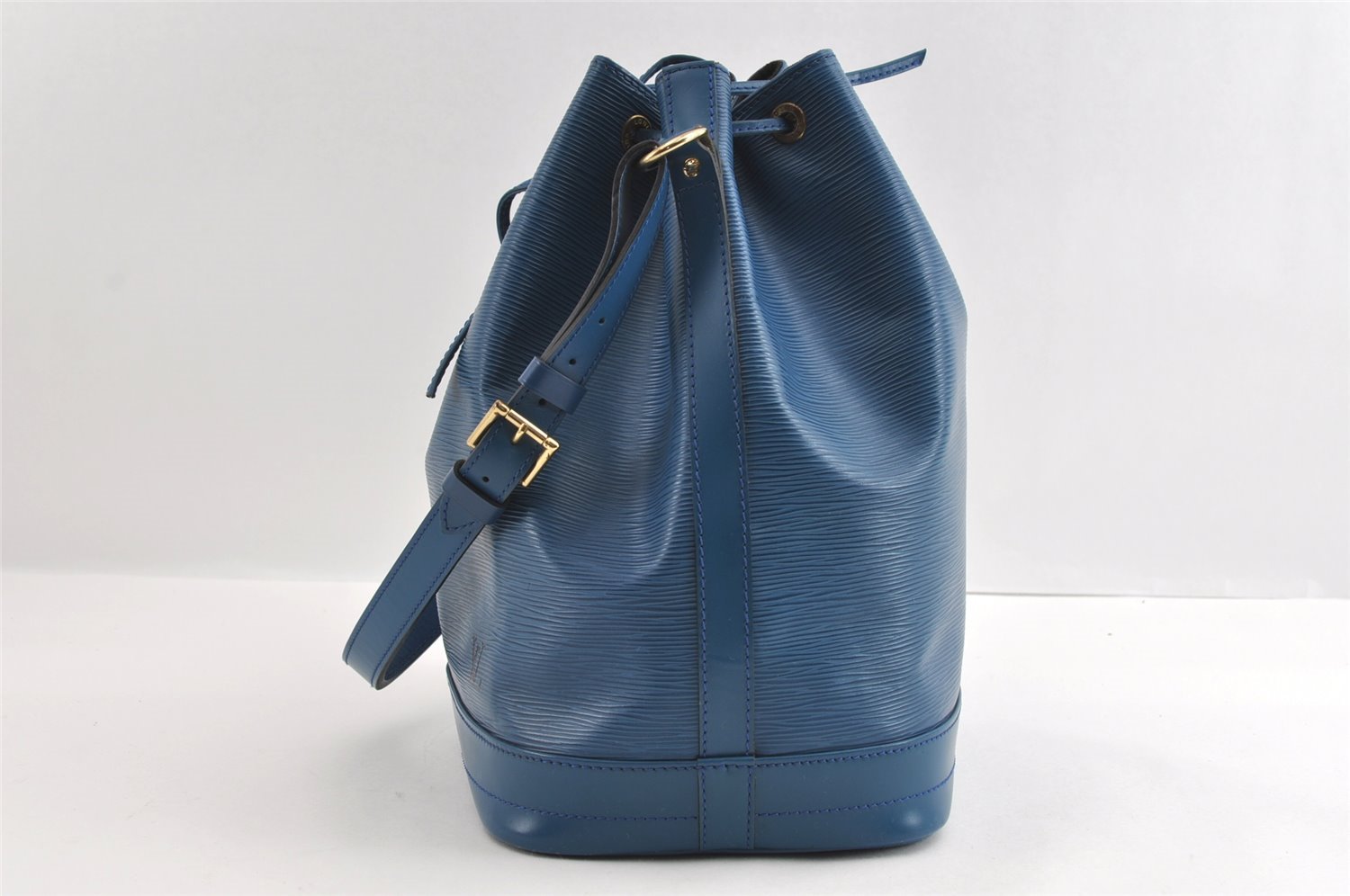 Authentic Louis Vuitton Epi Noe Shoulder Drawstring Bag Blue M44005 LV 4878I