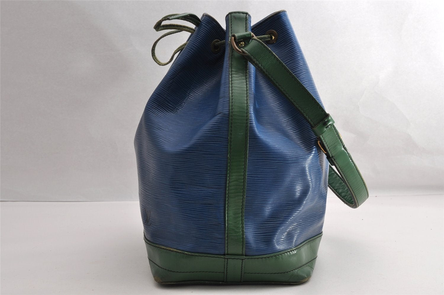 Authentic Louis Vuitton Epi Noe Bi-color Blue Green M44044 Drawstring Bag 5118I