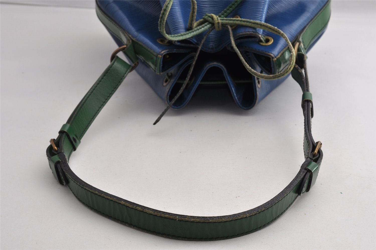 Authentic Louis Vuitton Epi Noe Bi-color Blue Green M44044 Drawstring Bag 5118I