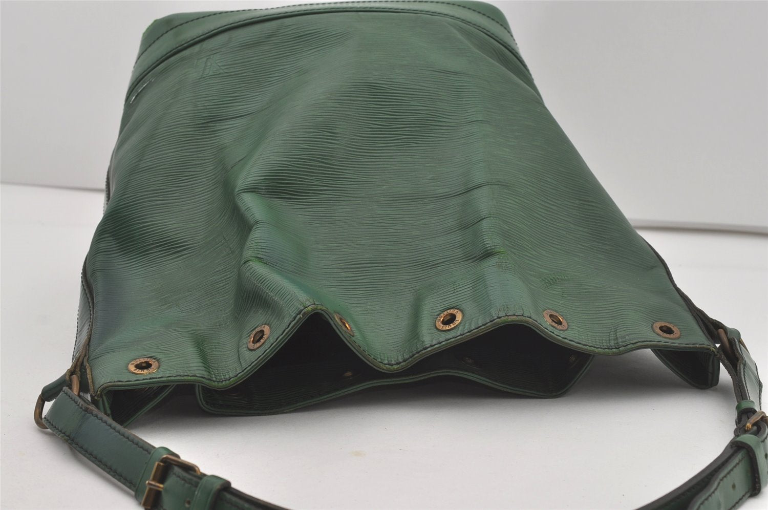 Authentic Louis Vuitton Epi Noe Shoulder Drawstring Bag Green M44004 LV 5148I