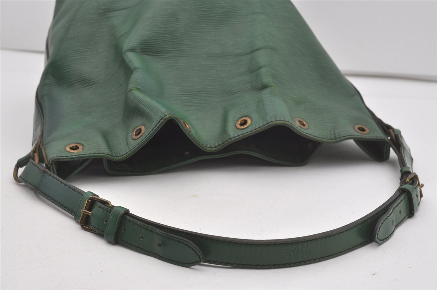 Authentic Louis Vuitton Epi Noe Shoulder Drawstring Bag Green M44004 LV 5148I