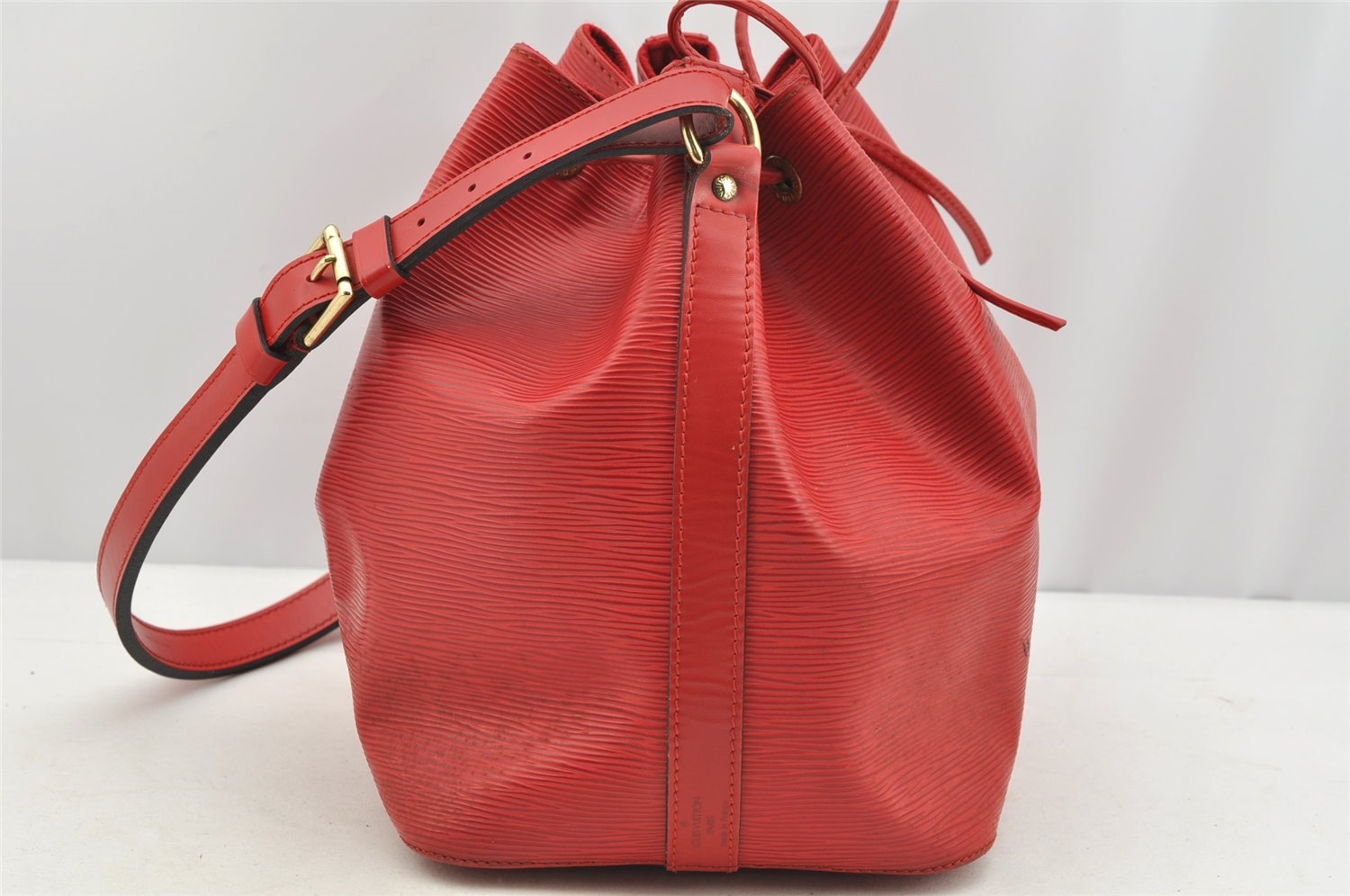 Authentic Louis Vuitton Epi Petit Noe Shoulder Drawstring Bag M44107 Red 5406I