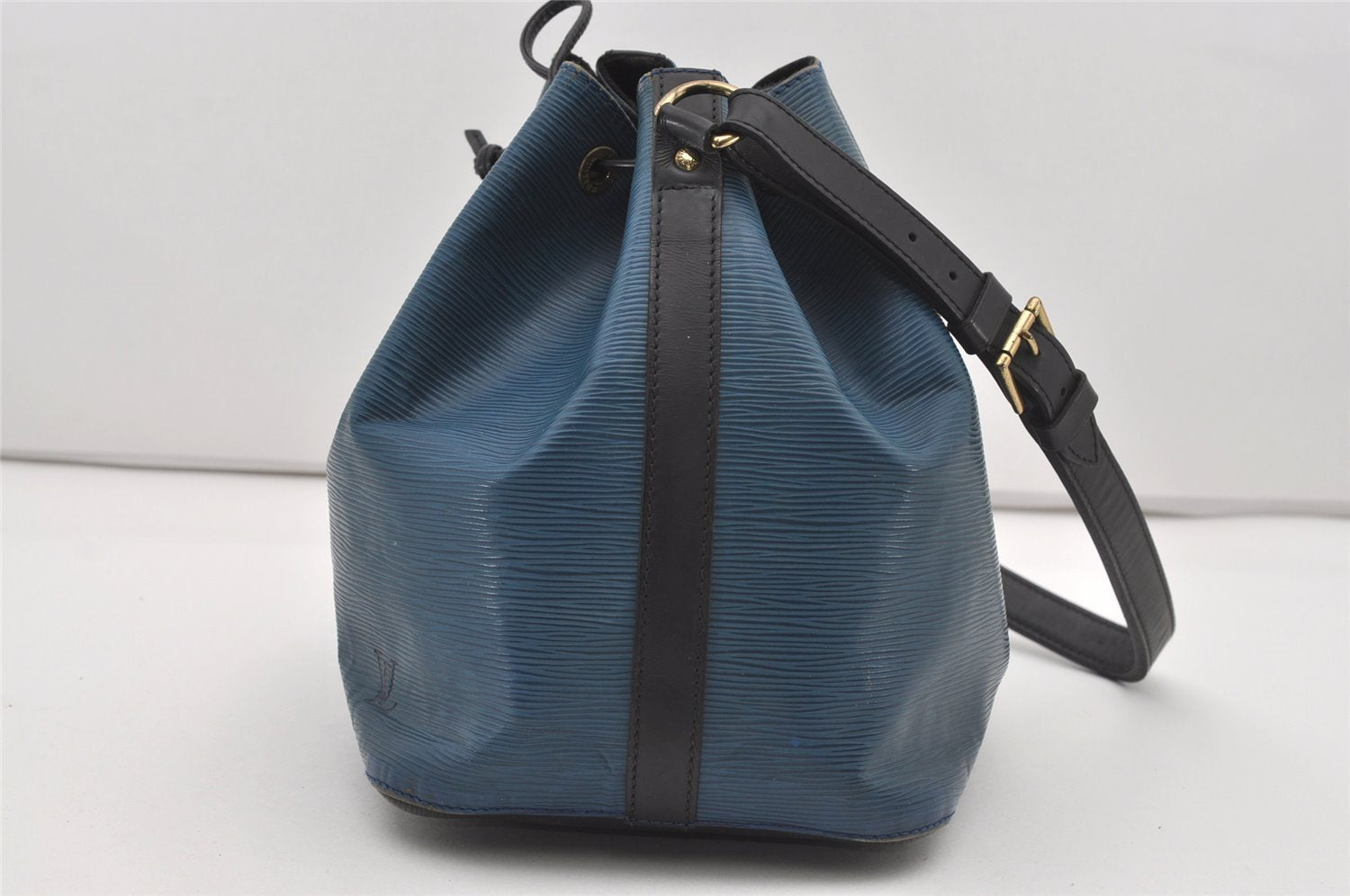 Authentic Louis Vuitton Epi Petit Noe Bi-color Blue x Black Drawstring Bag 5434I