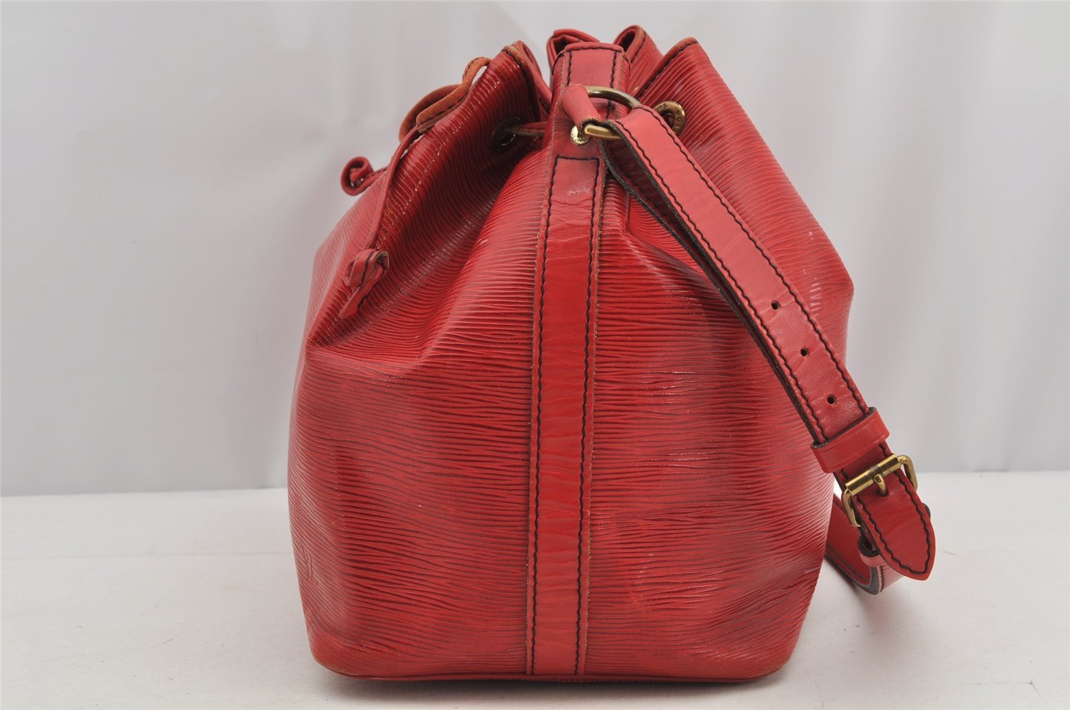 Authentic Louis Vuitton Epi Petit Noe Shoulder Drawstring Bag M44107 Red 5453I