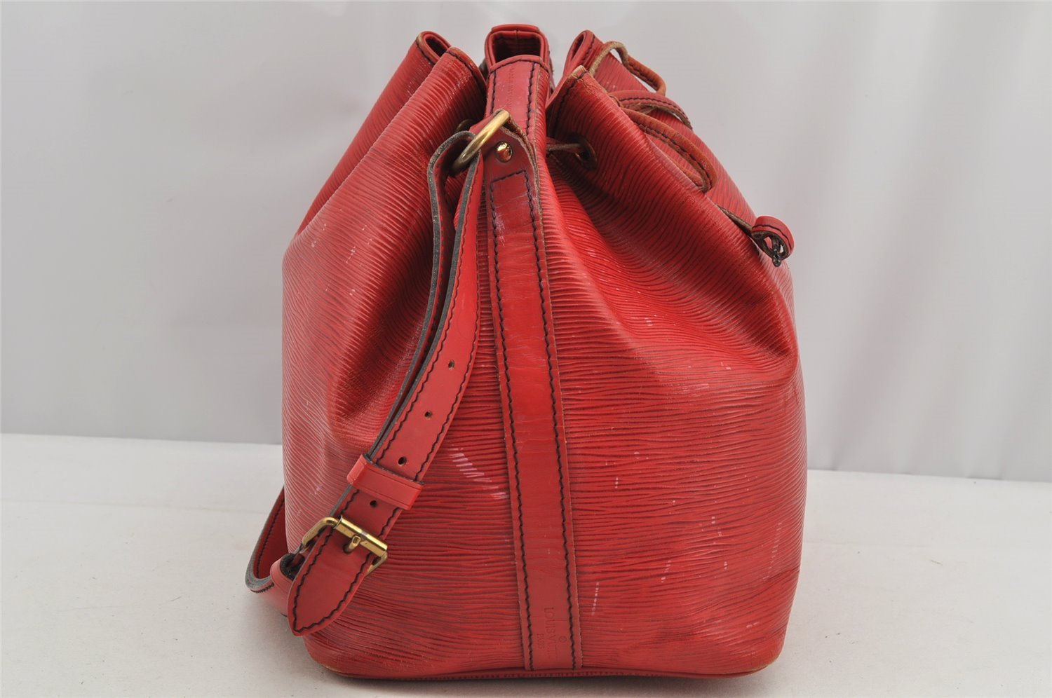 Authentic Louis Vuitton Epi Petit Noe Shoulder Drawstring Bag M44107 Red 5453I