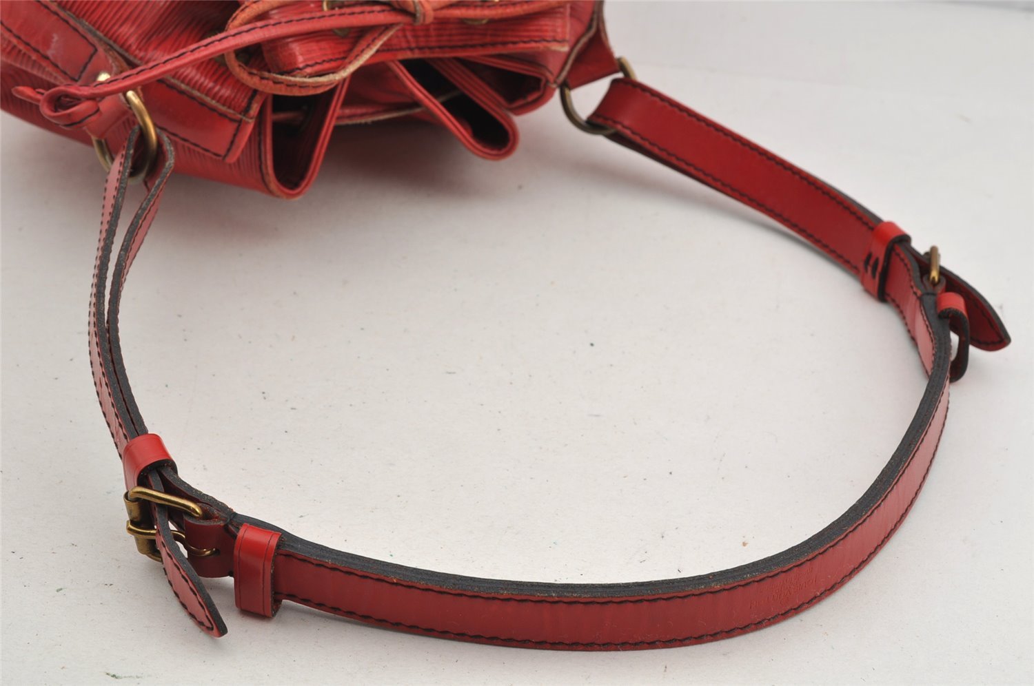 Authentic Louis Vuitton Epi Petit Noe Shoulder Drawstring Bag M44107 Red 5453I