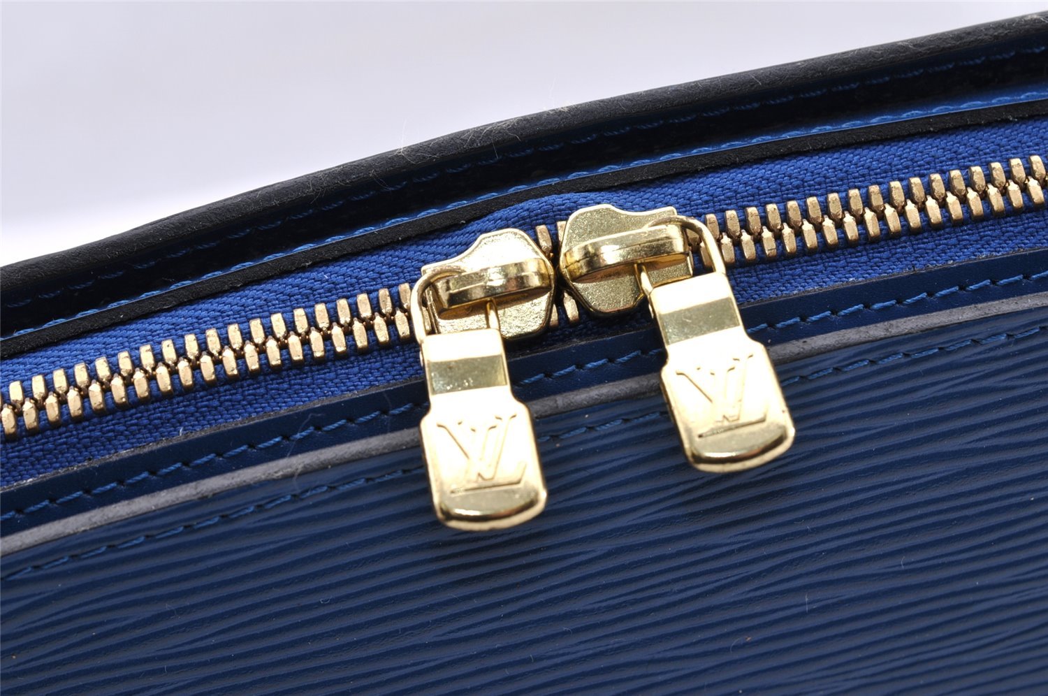 Authentic Louis Vuitton Epi Dauphine GM Cosmetic Pouch Blue M48435 LV 5584I