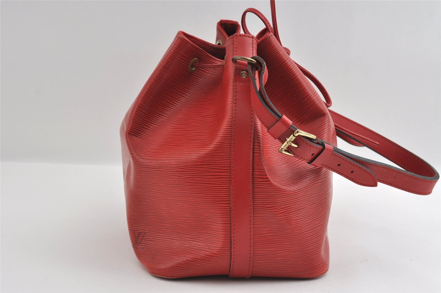 Authentic Louis Vuitton Epi Petit Noe Shoulder Drawstring Bag M44107 Red 5709I
