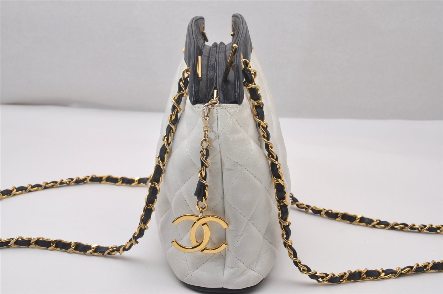 Authentic CHANEL Calf Skin Matelasse Chain Shoulder Cross Bag White CC 5905I