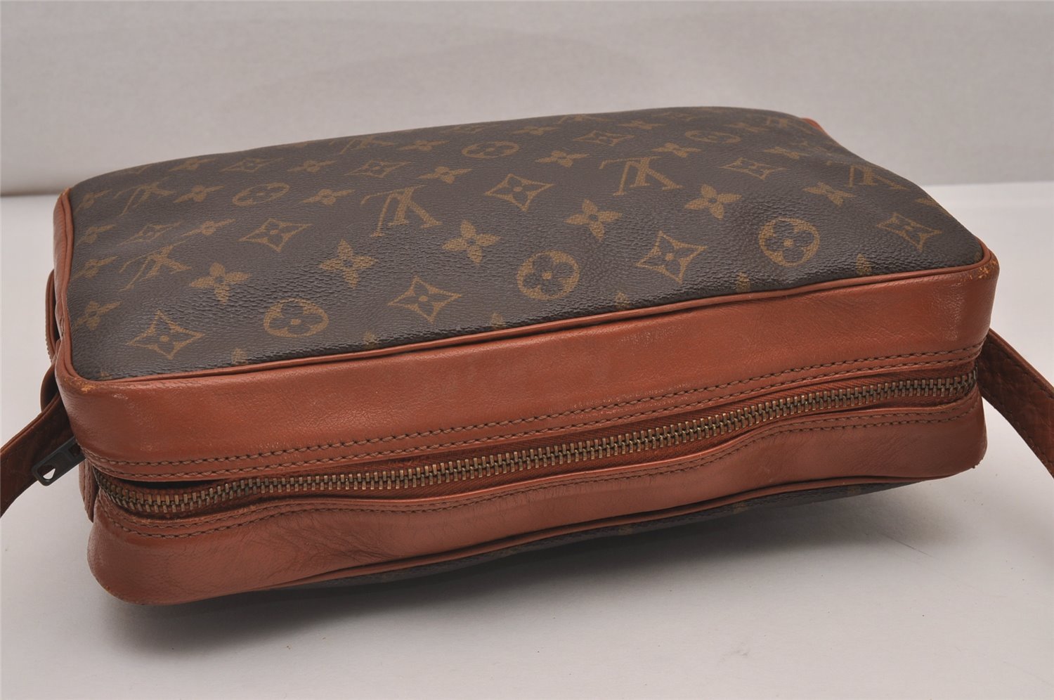 Authentic Louis Vuitton Monogram Sac Bandouliere 30 Shoulder Bag Old Model 5986I