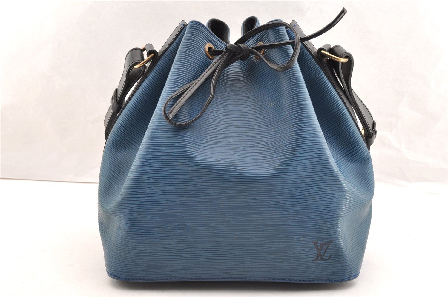 Authentic Louis Vuitton Epi Petit Noe Bi-color Blue x Black Drawstring Bag 6001I