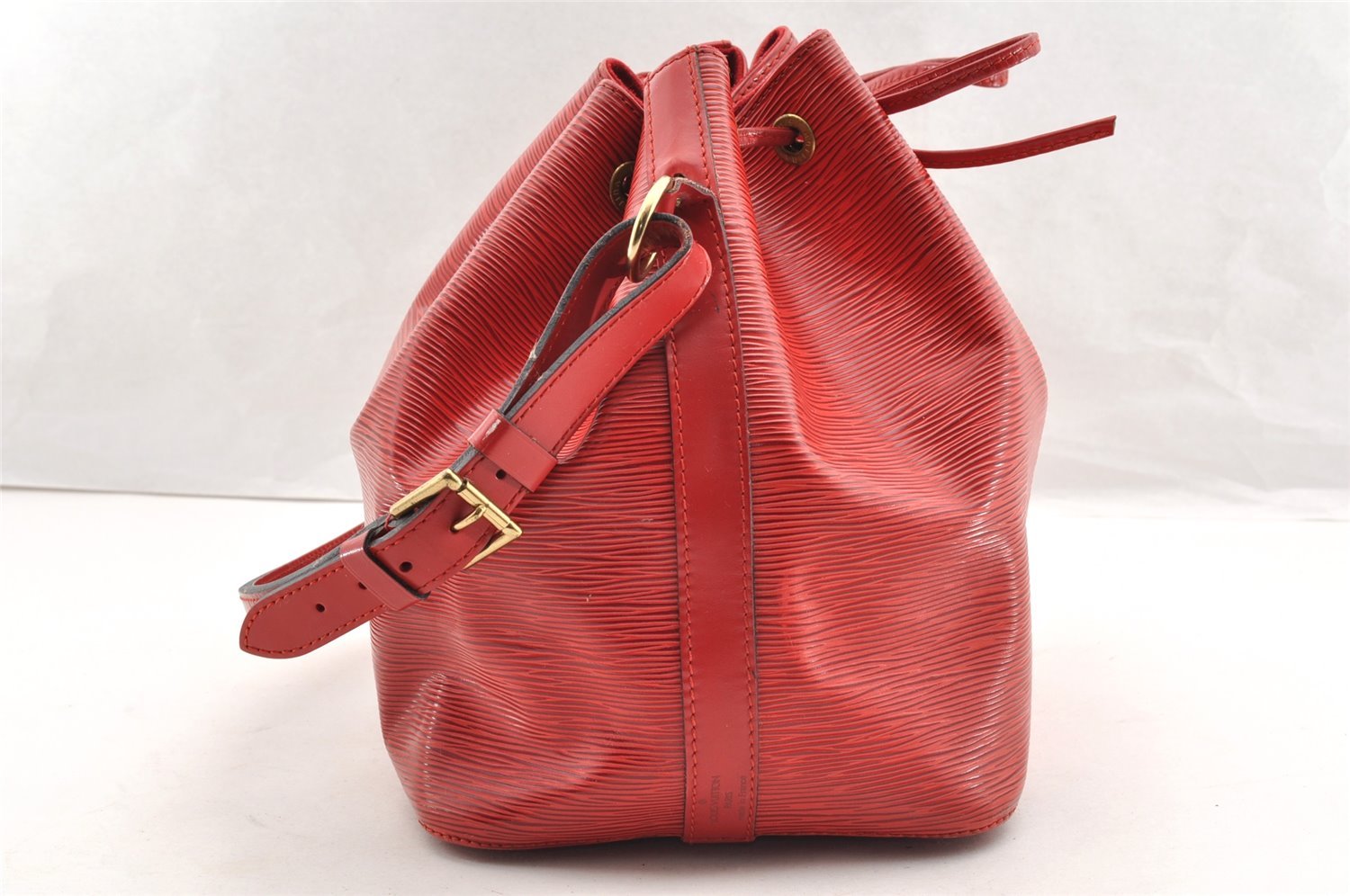 Authentic Louis Vuitton Epi Petit Noe Shoulder Drawstring Bag M44107 Red 6051I