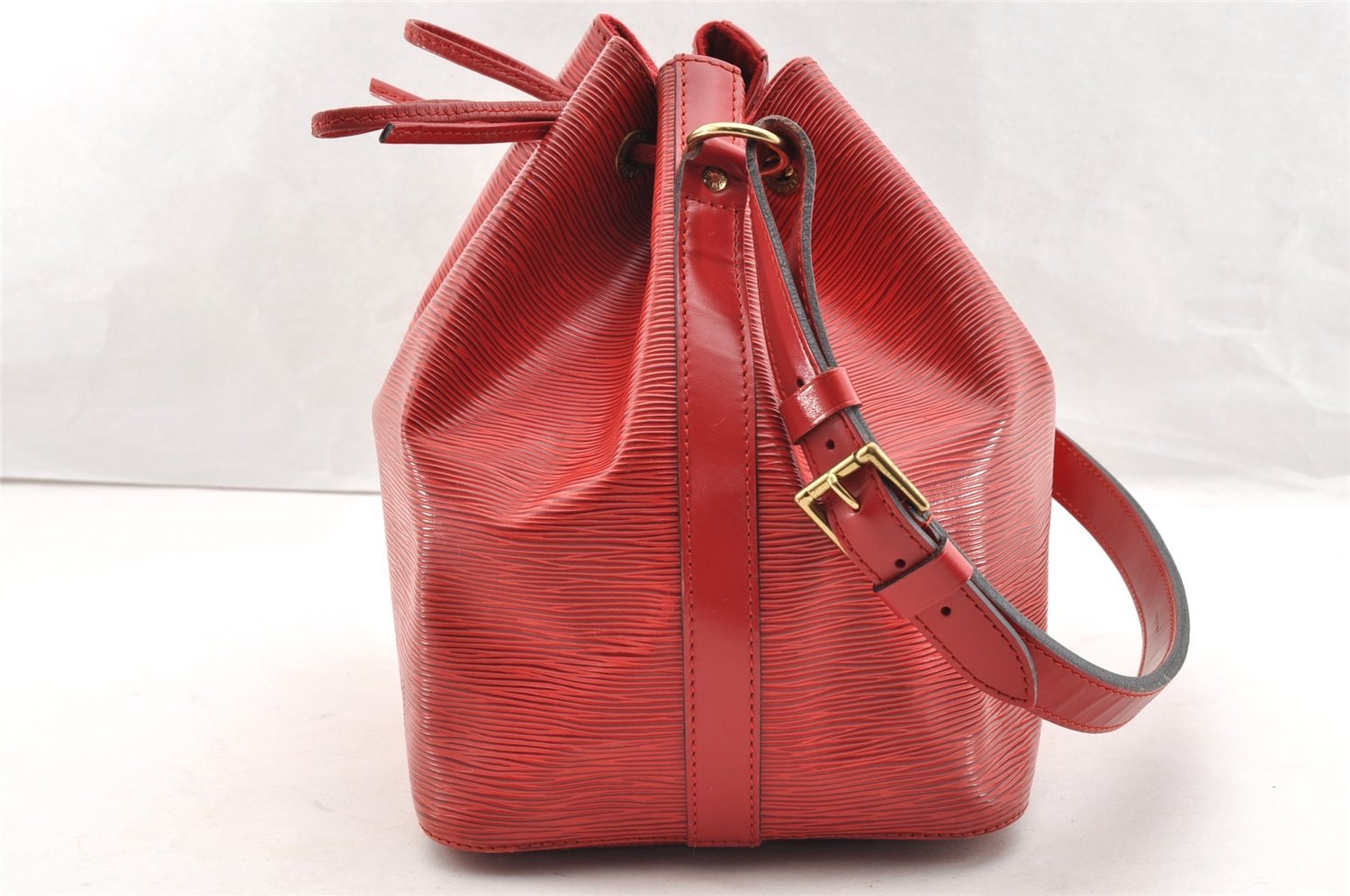 Authentic Louis Vuitton Epi Petit Noe Shoulder Drawstring Bag M44107 Red 6051I