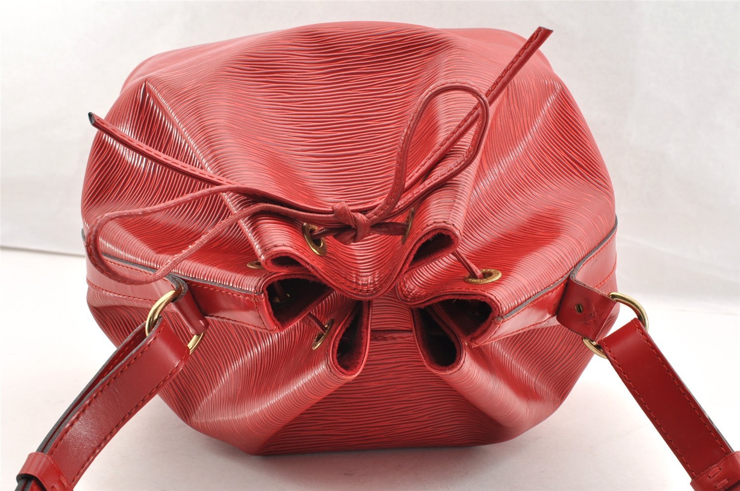 Authentic Louis Vuitton Epi Petit Noe Shoulder Drawstring Bag M44107 Red 6051I