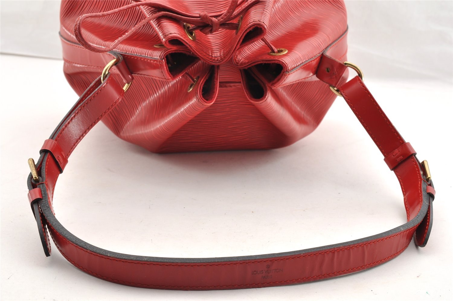 Authentic Louis Vuitton Epi Petit Noe Shoulder Drawstring Bag M44107 Red 6051I