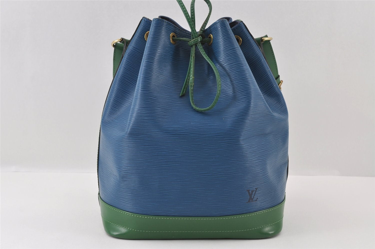 Authentic Louis Vuitton Epi Noe Bi-color Blue x Green Drawstring Bag LV 6261I