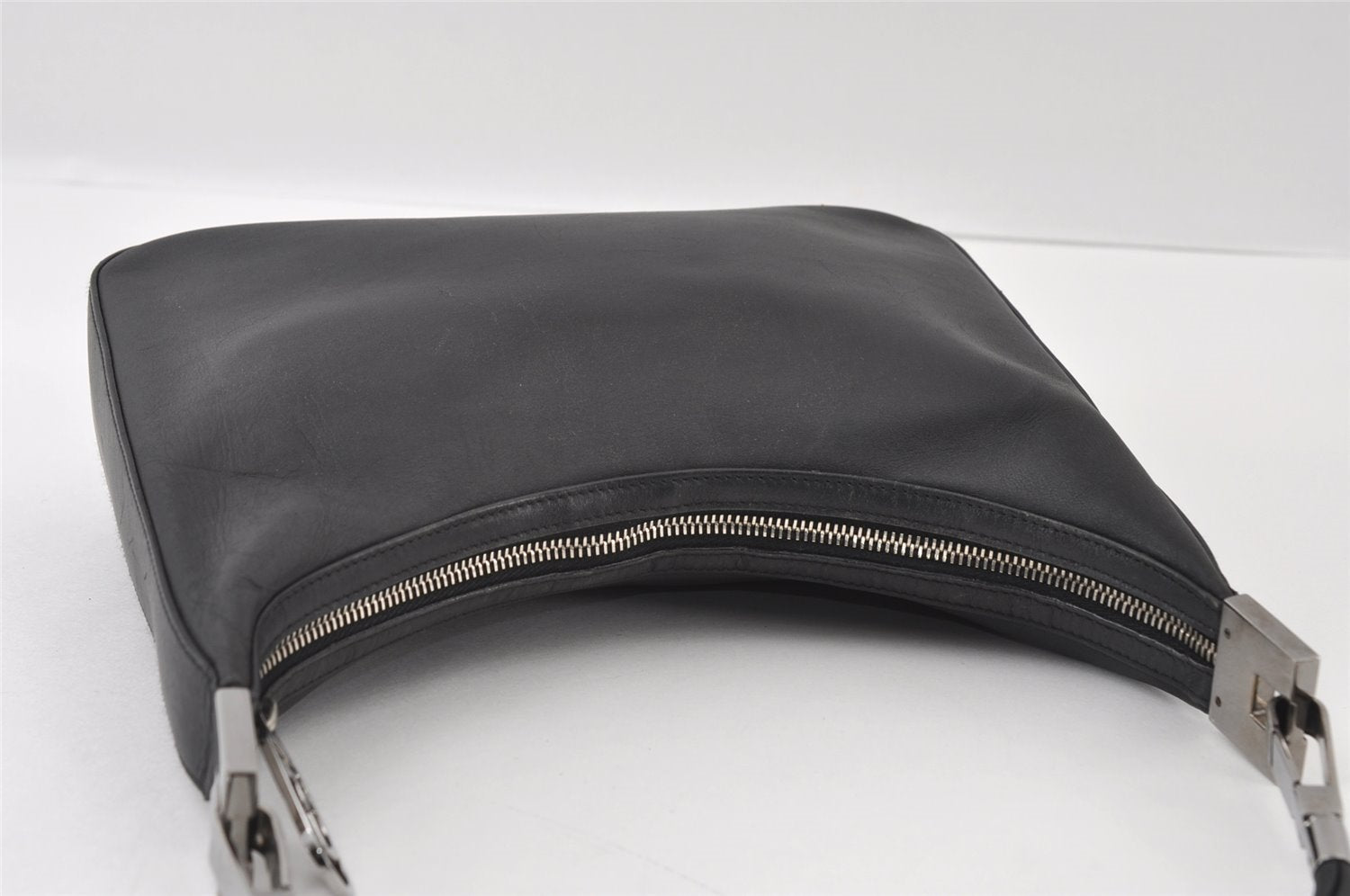 Authentic GUCCI Vintage Shoulder Bag Purse Leather 0013812 Black 6311I