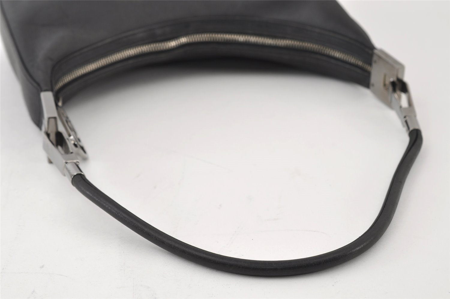 Authentic GUCCI Vintage Shoulder Bag Purse Leather 0013812 Black 6311I