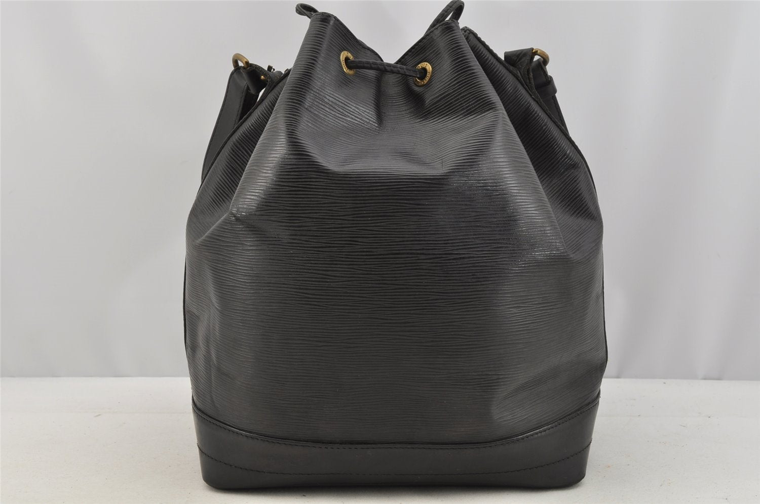 Authentic Louis Vuitton Epi Noe Shoulder Drawstring Bag Black M59002 LV 6386I