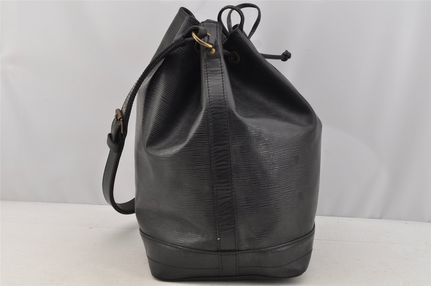 Authentic Louis Vuitton Epi Noe Shoulder Drawstring Bag Black M59002 LV 6386I