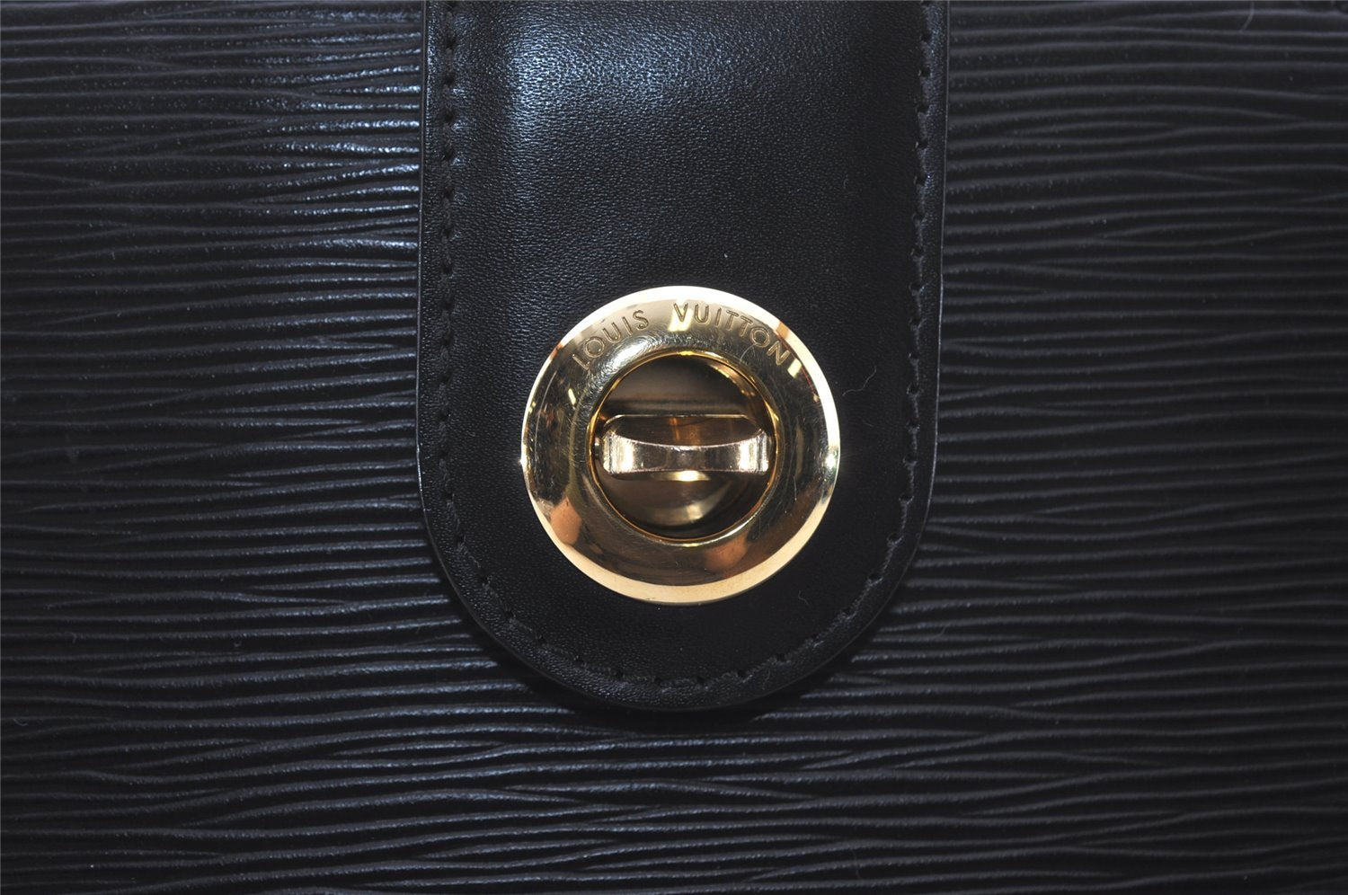 Authentic Louis Vuitton Epi Cluny Shoulder Bag Purse Black M52252 LV 6541I