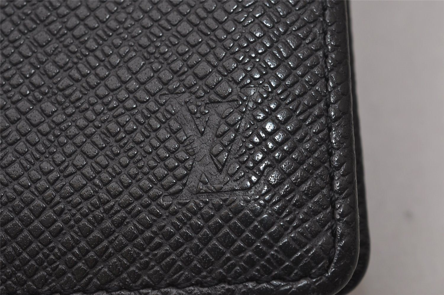 Authentic Louis Vuitton Taiga Porte Cartes Credit Wallet Black M31002 LV 6722I