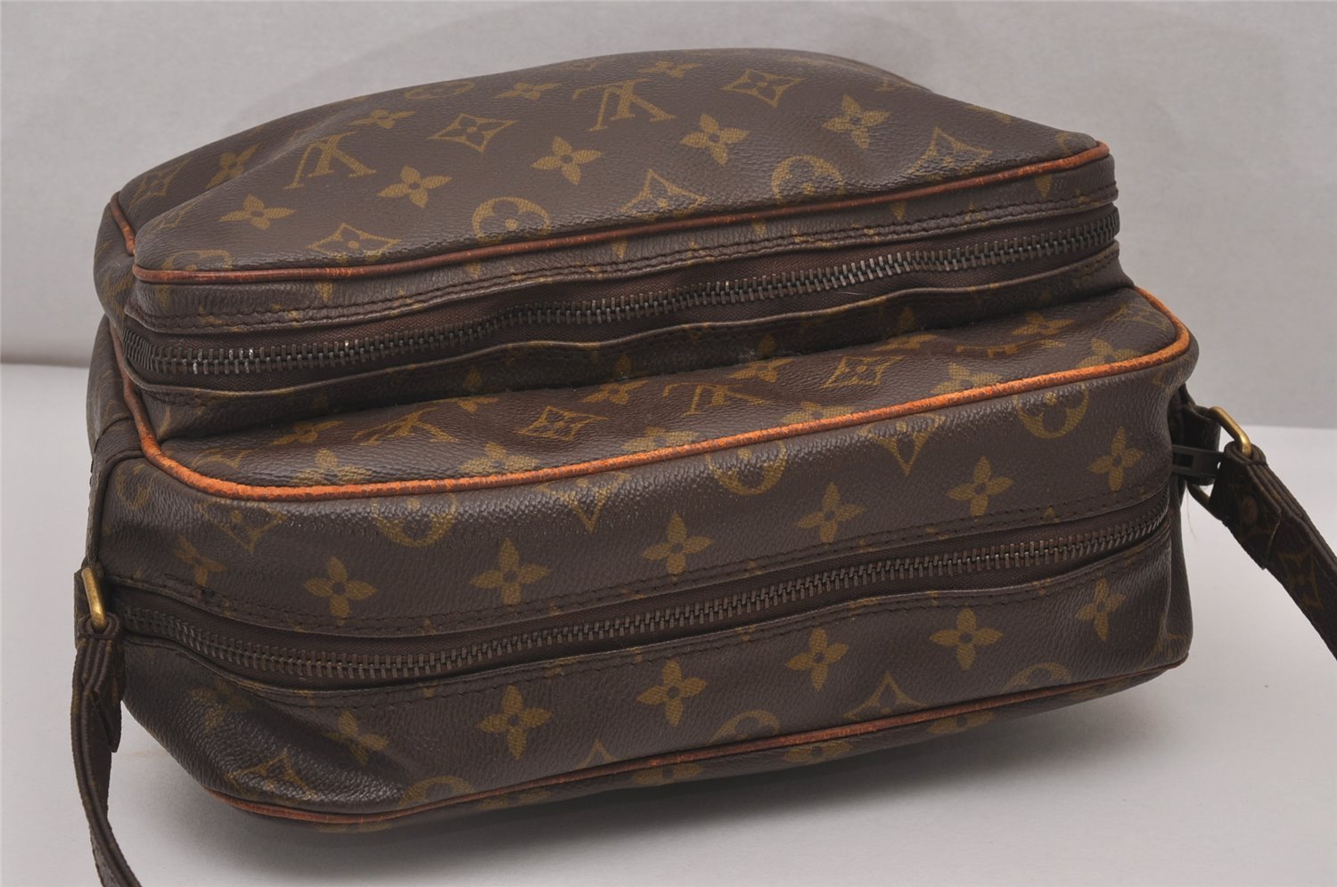 Authentic Louis Vuitton Monogram Nile Shoulder Cross Body Bag Old Model LV 6930I