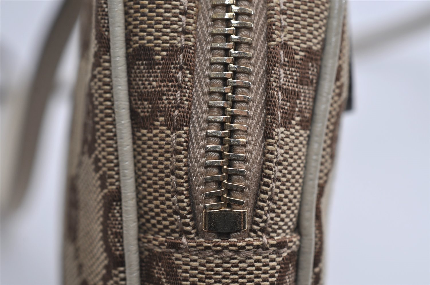 Authentic GUCCI Shoulder Cross Body Bag Purse GG Canvas Leather Brown 7206I