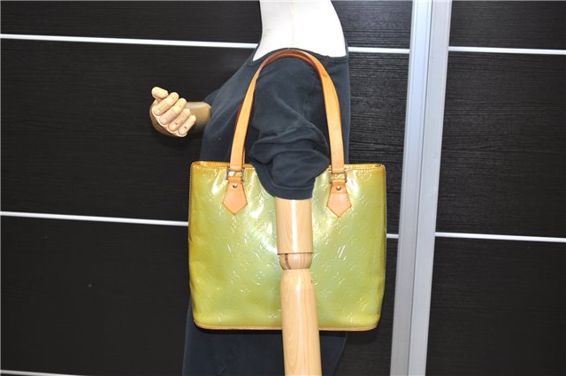 Authentic LOUIS VUITTON Vernis Houston Shoulder Bag M91005 Light Green LV 7285C