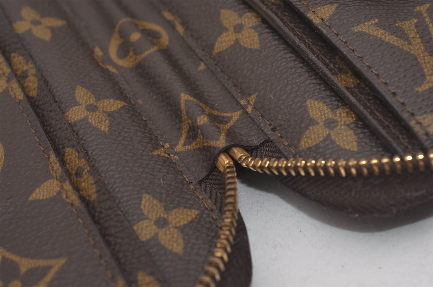 Authentic Louis Vuitton Monogram Poche Escapade Travel Case M60113 LV 7326I