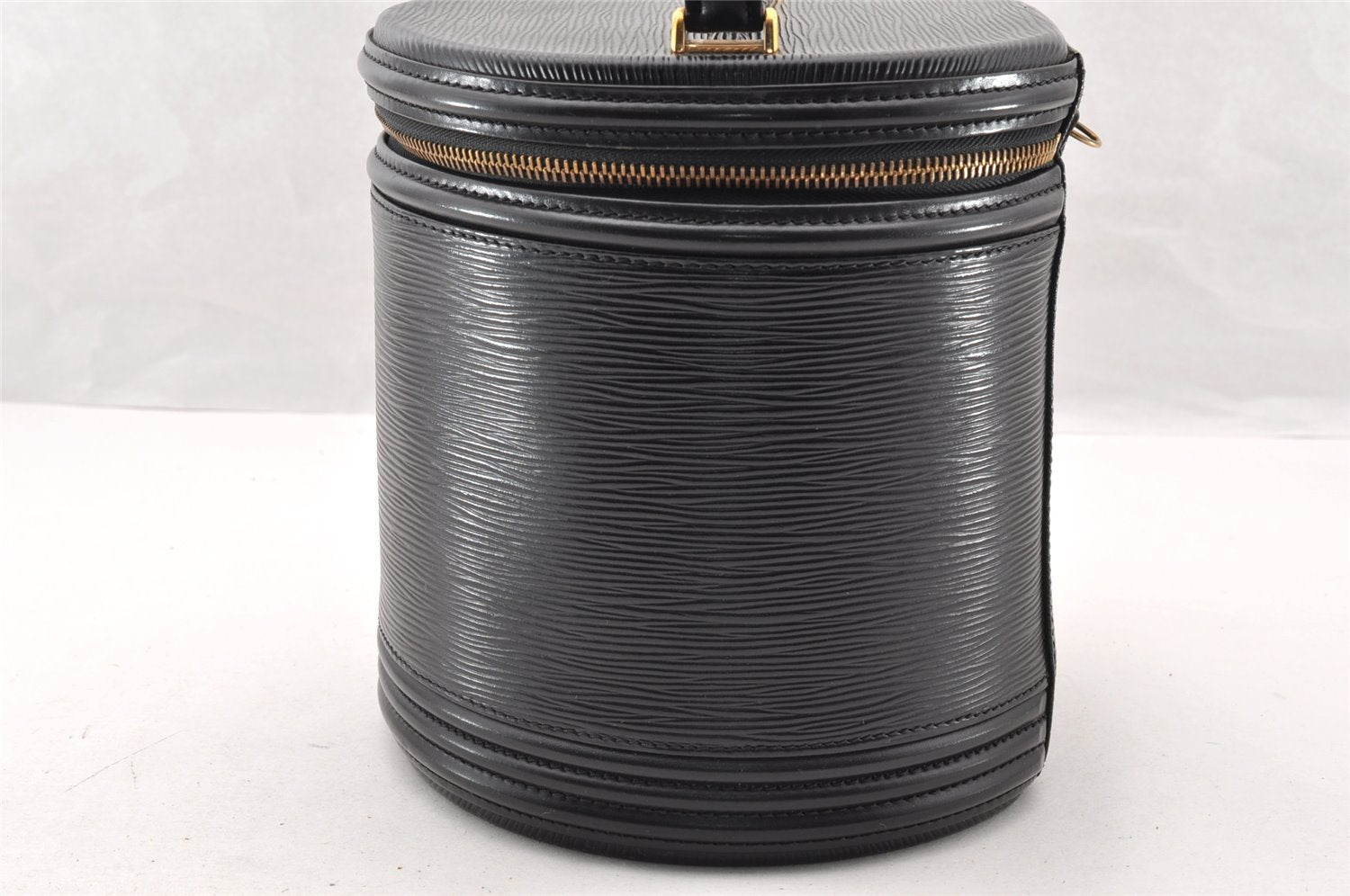 Authentic Louis Vuitton Epi Cannes Cosmetic Hand Bag Purse Black M48032 LV 7542I