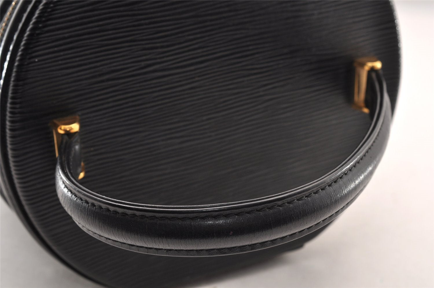 Authentic Louis Vuitton Epi Cannes Cosmetic Hand Bag Purse Black M48032 LV 7542I