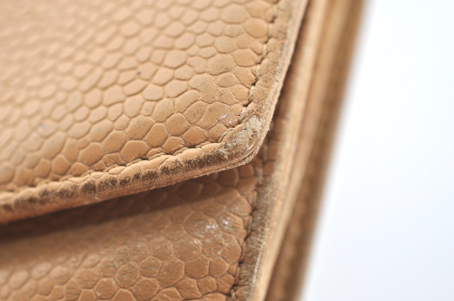 Authentic CHANEL Caviar Skin CC Logo Bifold Wallet Purse Beige J9213