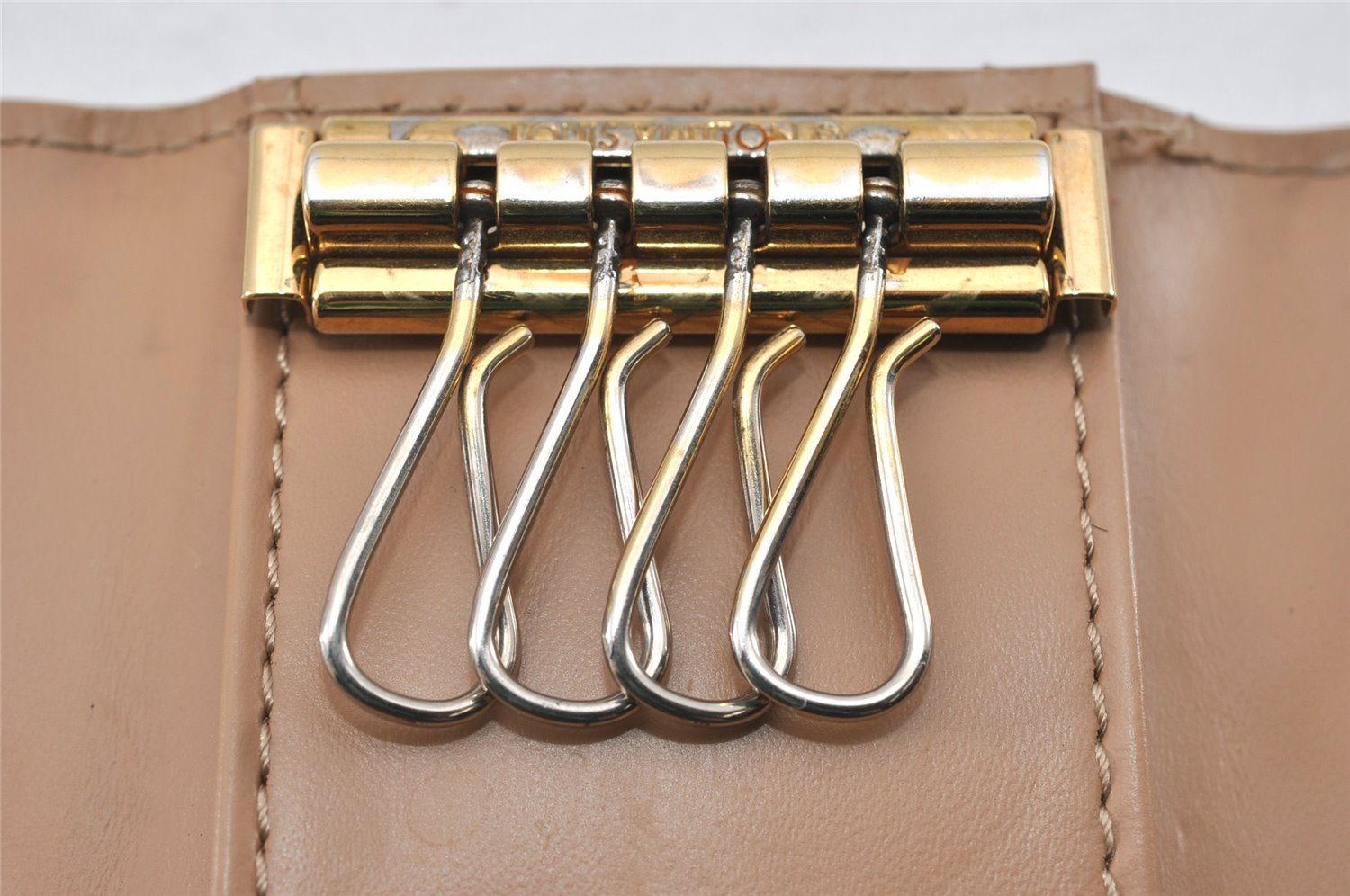Auth Louis Vuitton Vernis Multicles 4 Four Hooks Key Case Beige M91358 LV K4595